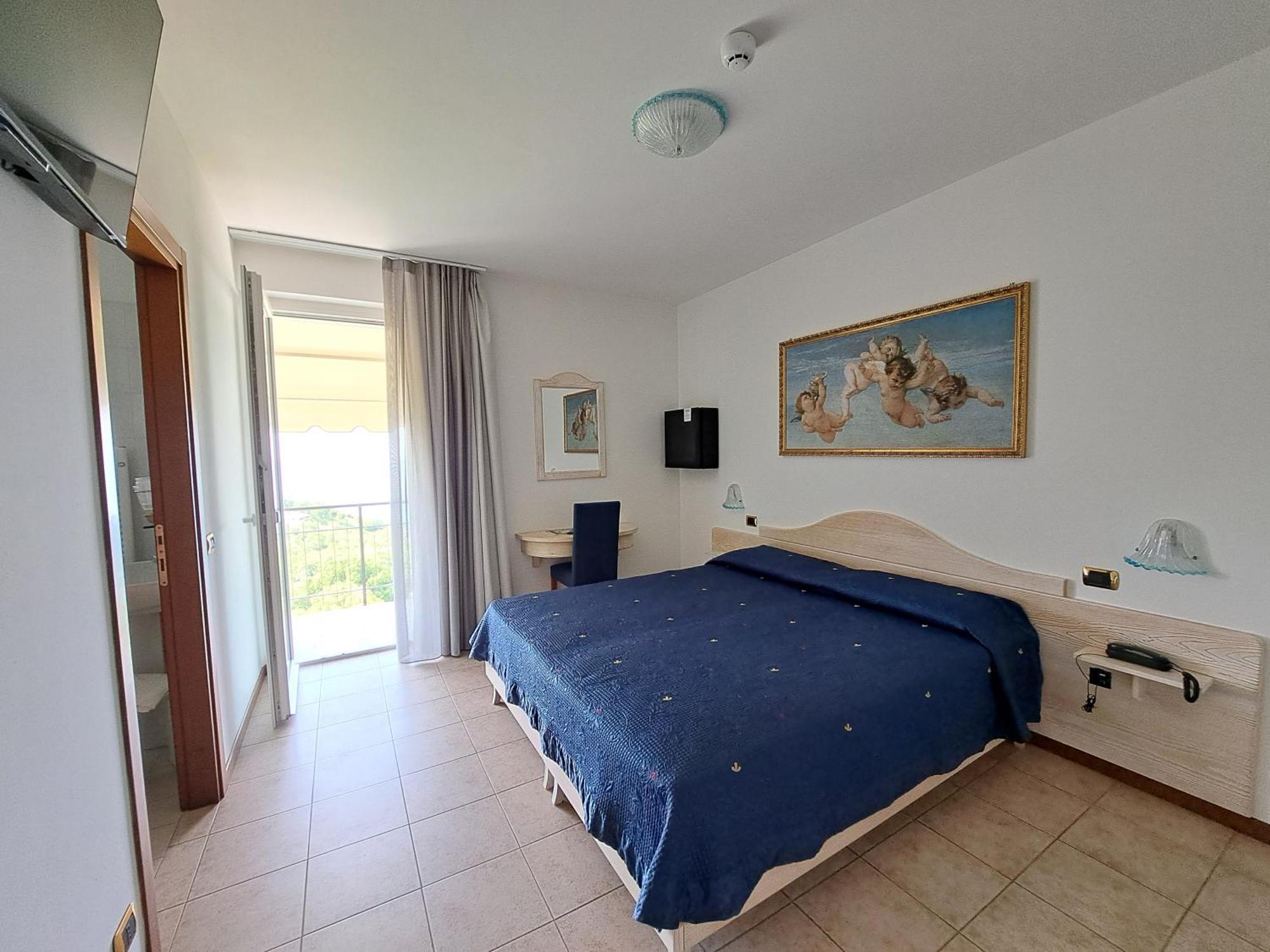 Laguna Hotel 3*