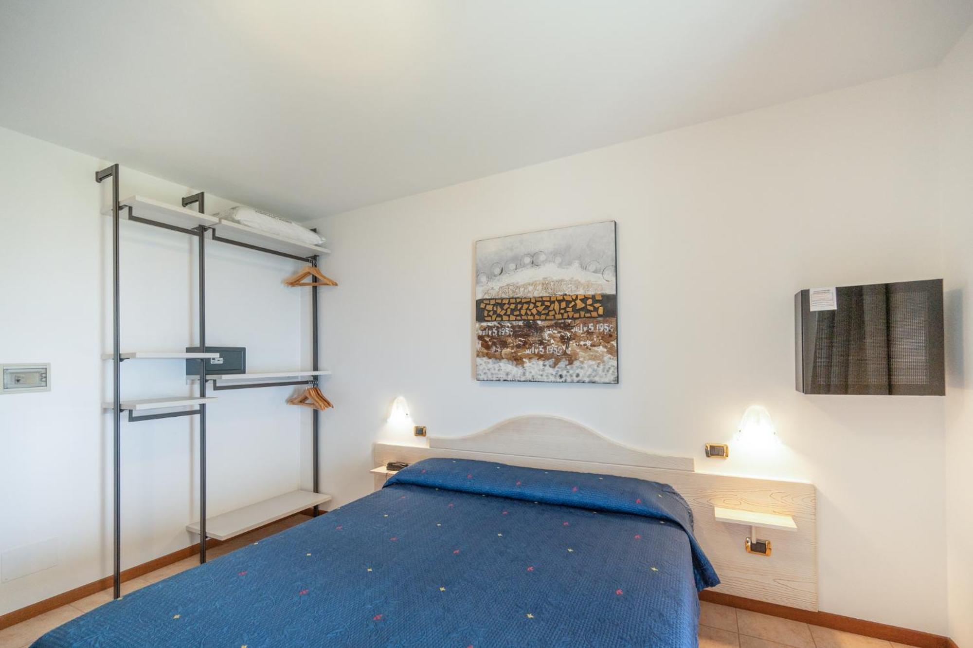 Laguna Hotel 3*